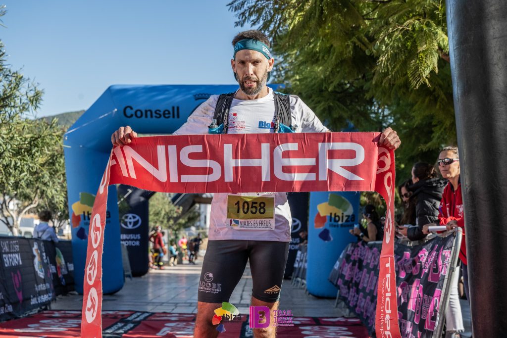Javier Ferrer, ganador de la Ultra ha su llegada a Sant Josep.
