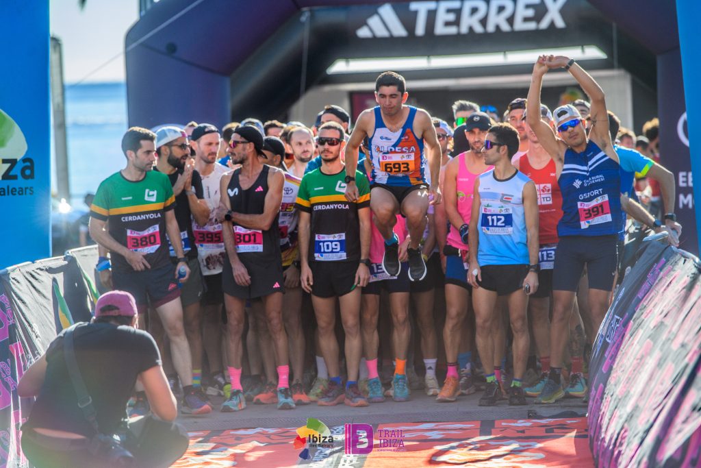Salida masculina de la tercera etapa de 3 Días Trail Ibiza 2023.